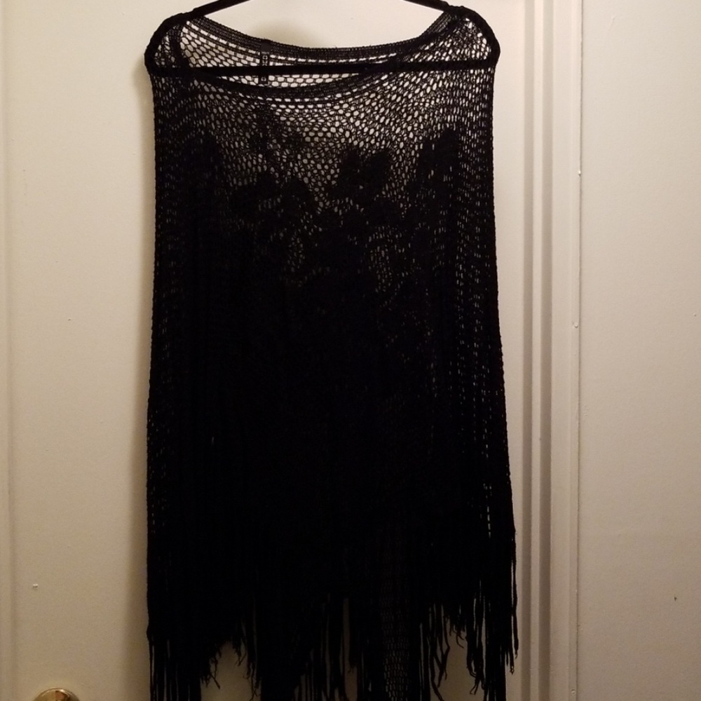 BEAUTIFUL NETTED ROSE DESIGN PONCHO/SHAWL